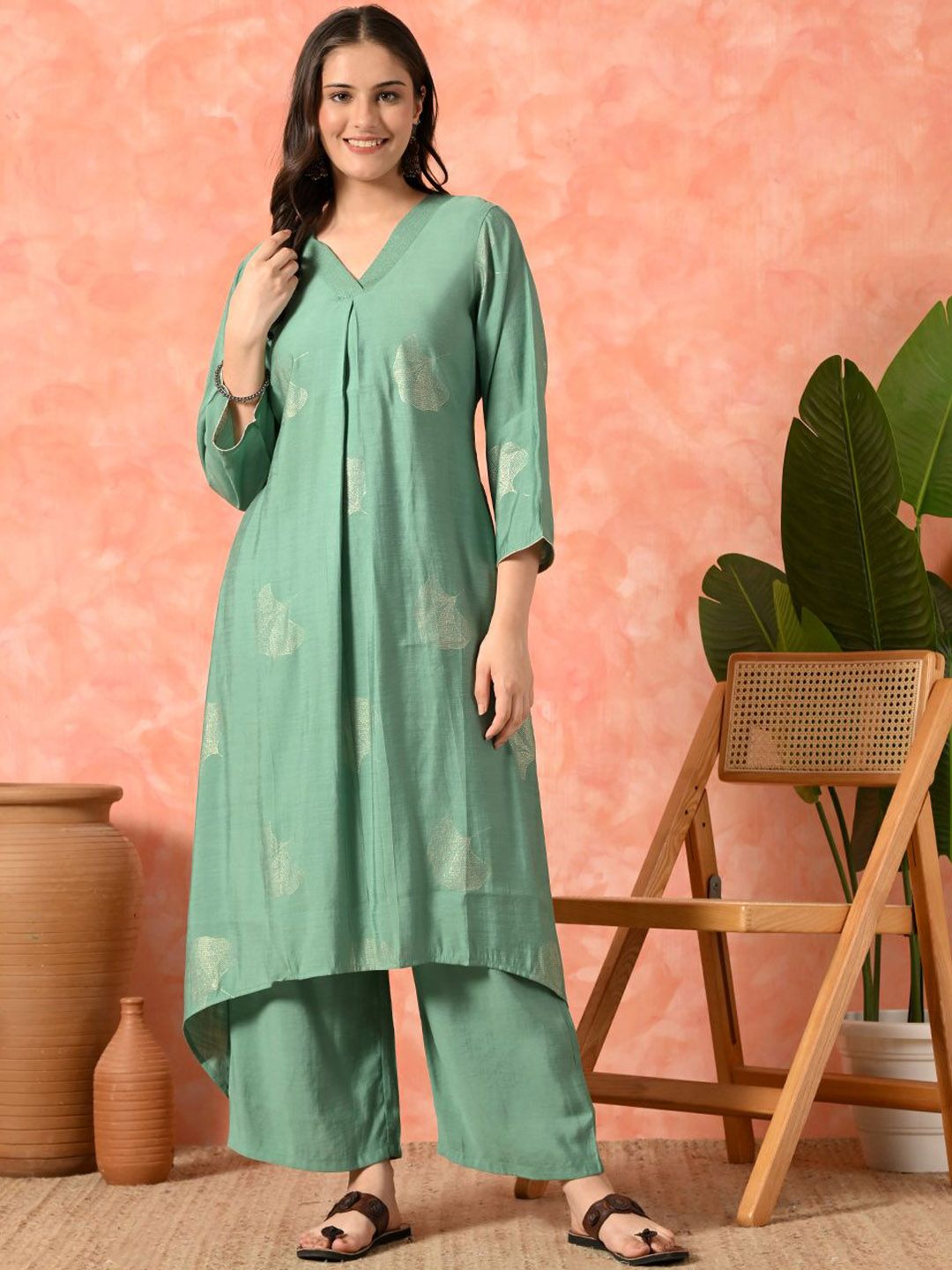 Sangria Women Floral Printed Kurta with Trousers