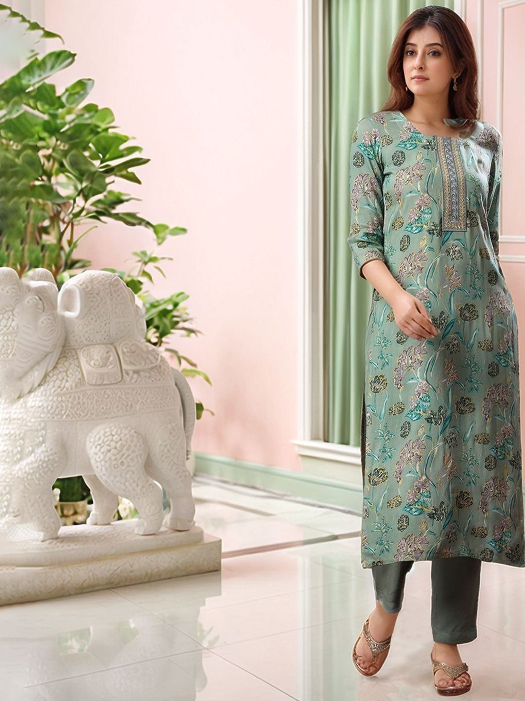 Aaghnya Women Floral Printed Kurta with Trousers & Dupatta