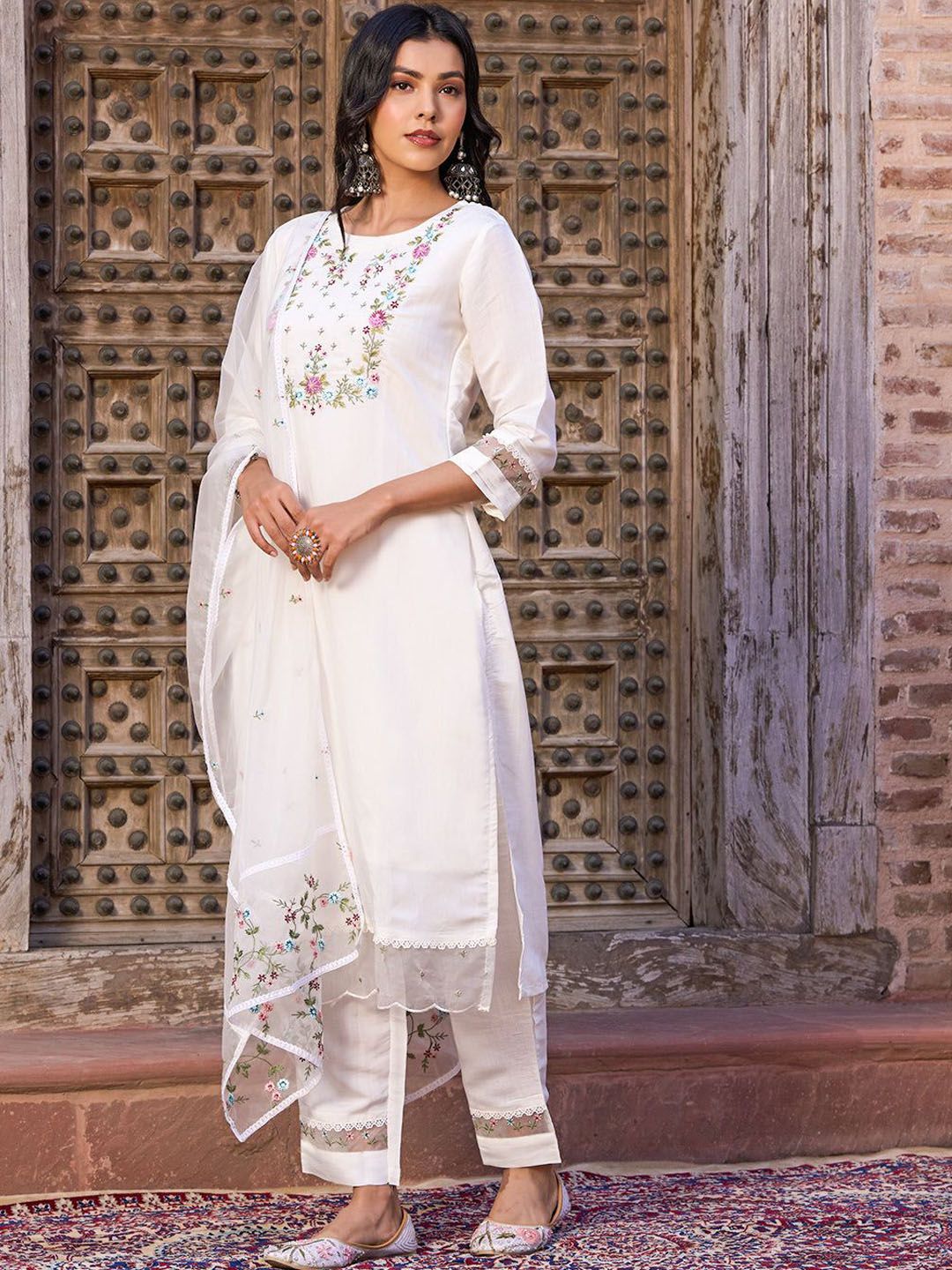 KOTRONS Women Floral Embroidered Kurta with Trousers & Dupatta