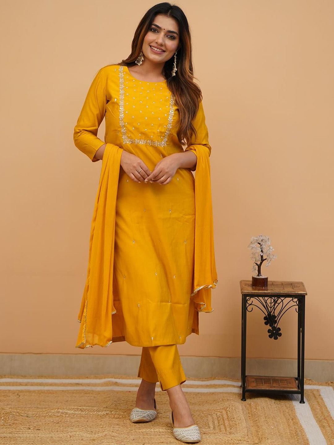 Moda Rapido Women Floral Embroidered Regular Thread Work Kurta Sets