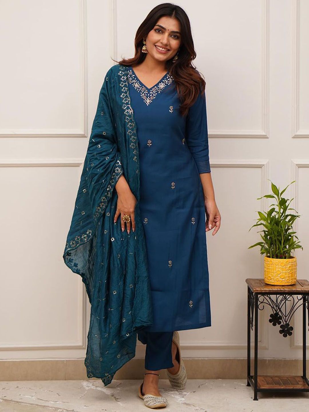 Storebrite Women Paisley Embroidered Regular Thread Work Chanderi Silk Kurta Set