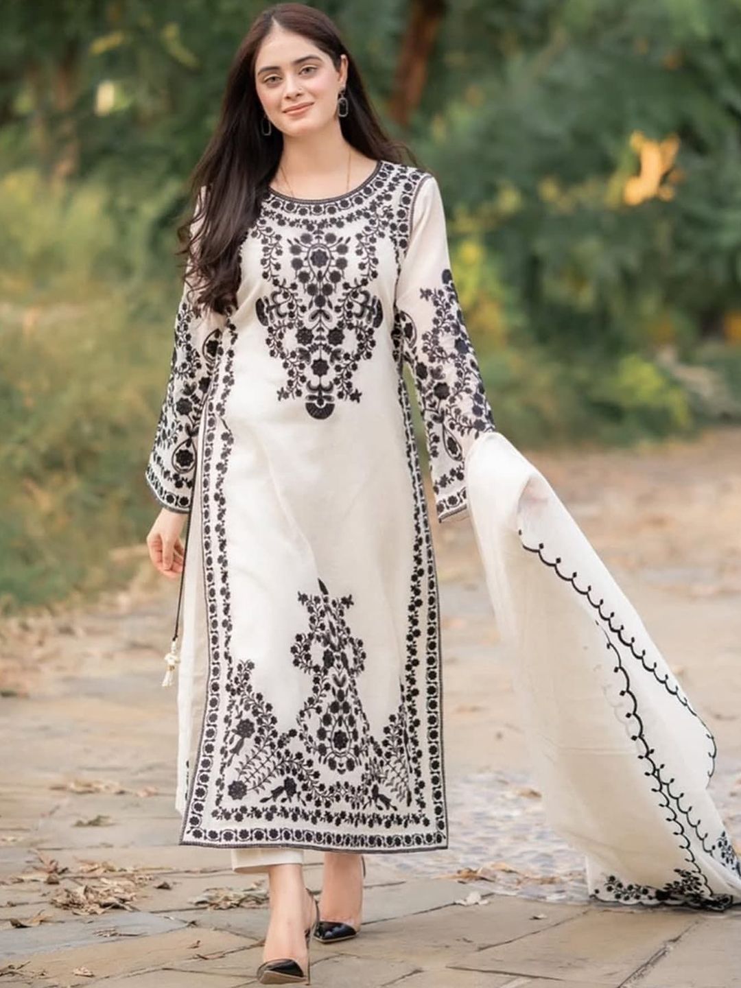 Piludi Women Ethnic Motifs Embroidered Regular Kurta with Trousers & With Dupatta