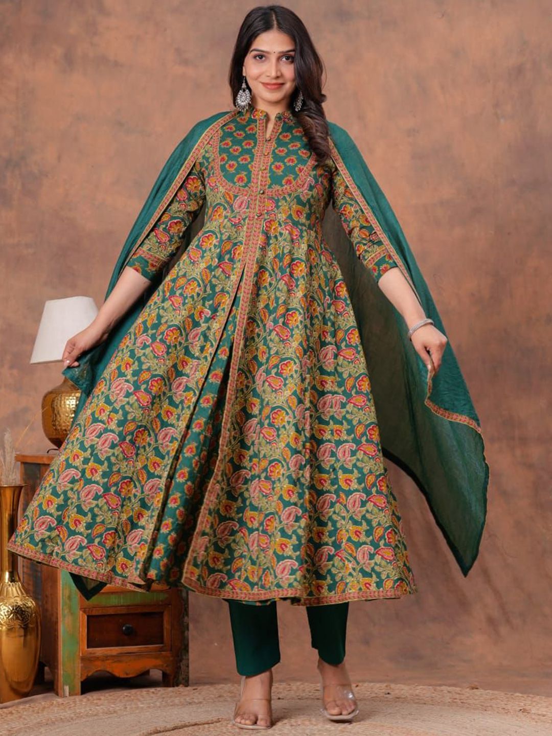 LP LABEL PEHNAVA Women Floral Printed Cotton Kurta with Trousers & Dupatta