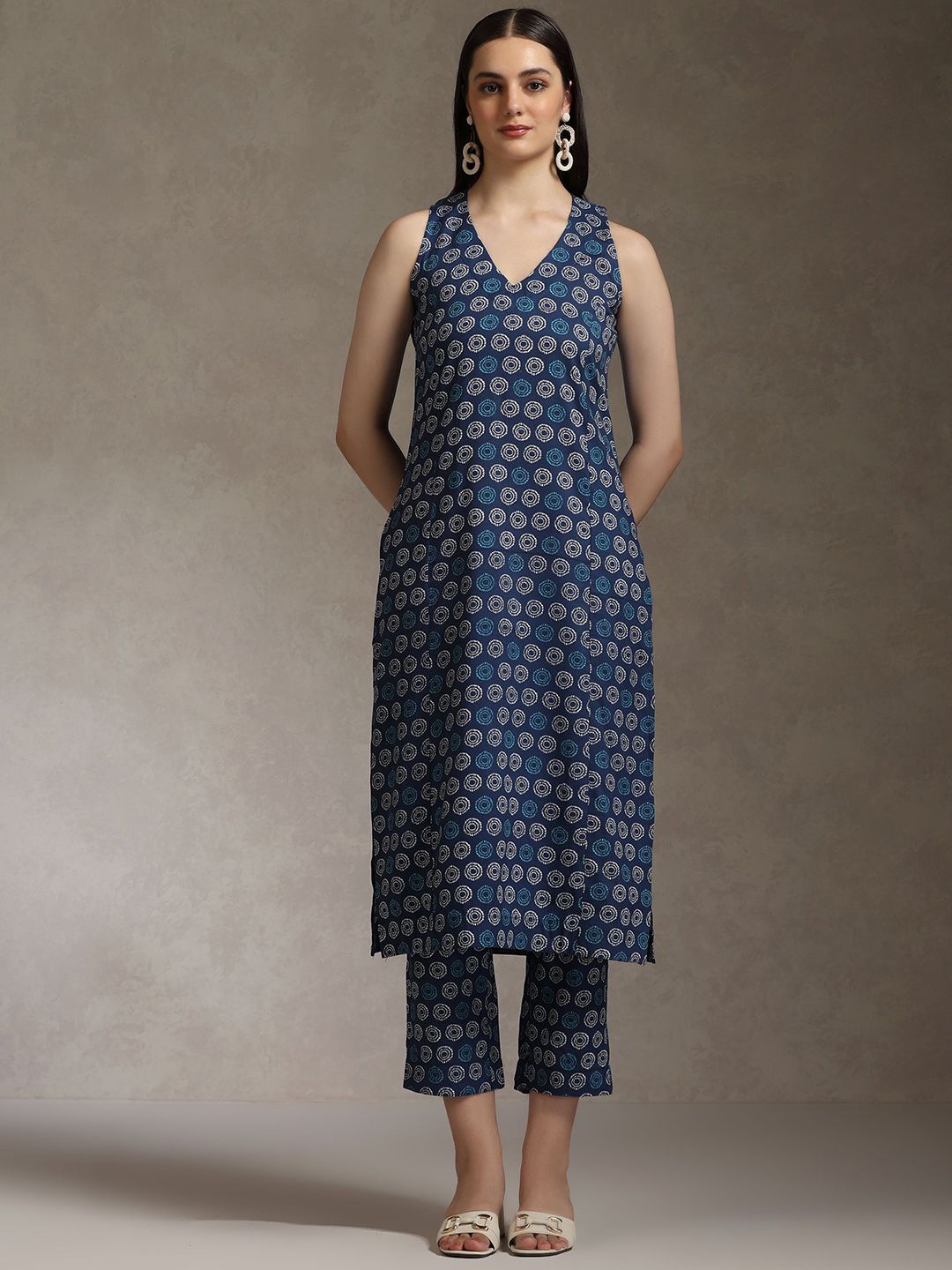 Khushal K Women Ethnic Motifs Printed V-Neck Pure Cotton Kurta with Trousers