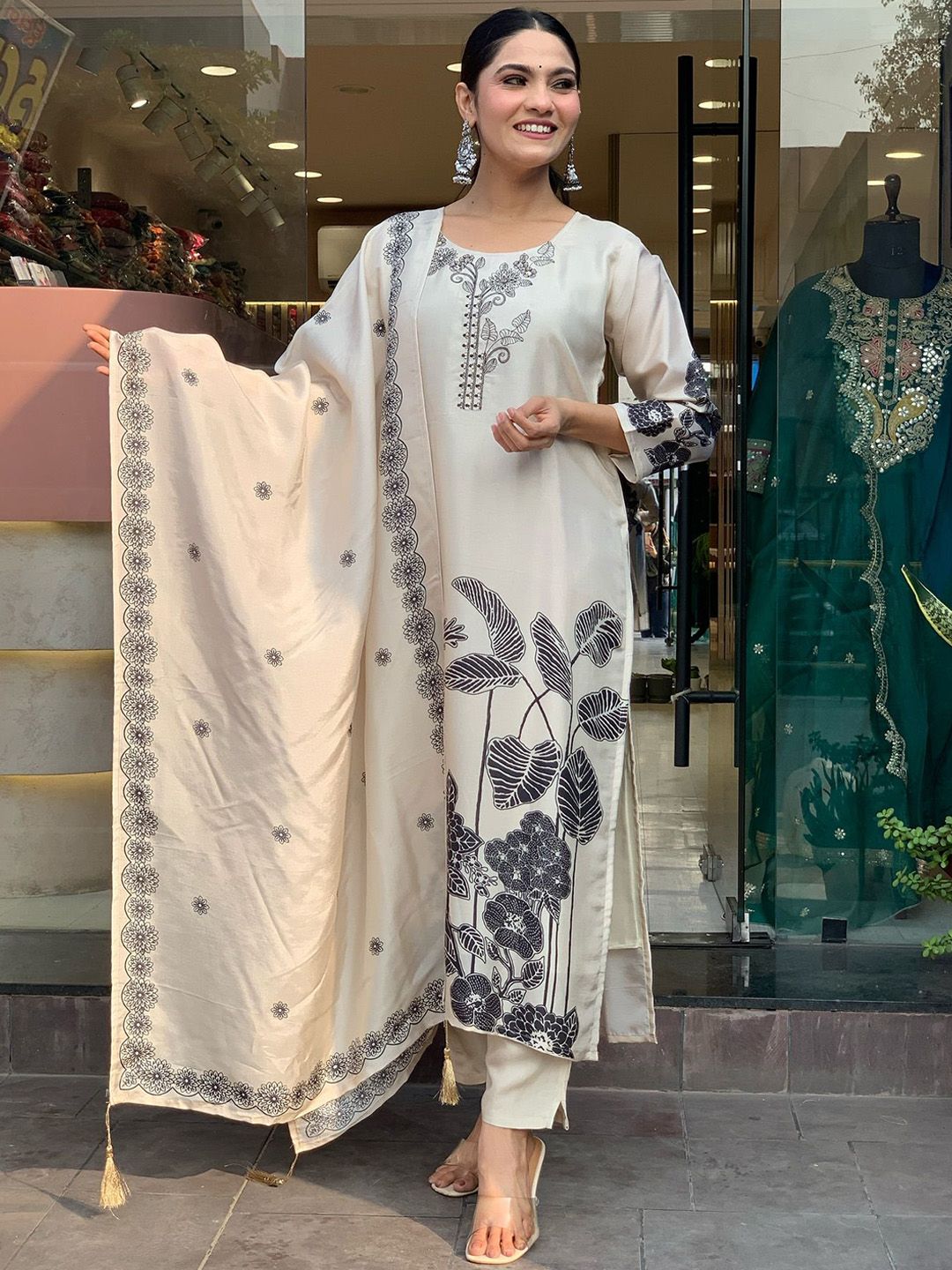 Siya Fashion Women Floral Embroidered Regular Kurta with Trousers & With Dupatta