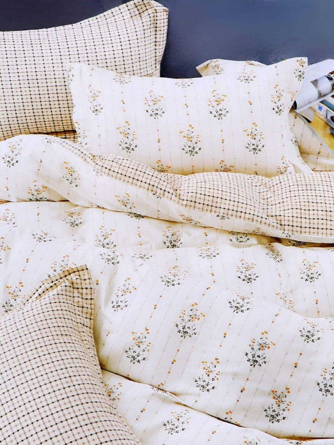 Aura Cream-Coloured & Black Floral Printed 350 TC King Bedsheet Set 2.70 m x 2.60 m-image-41