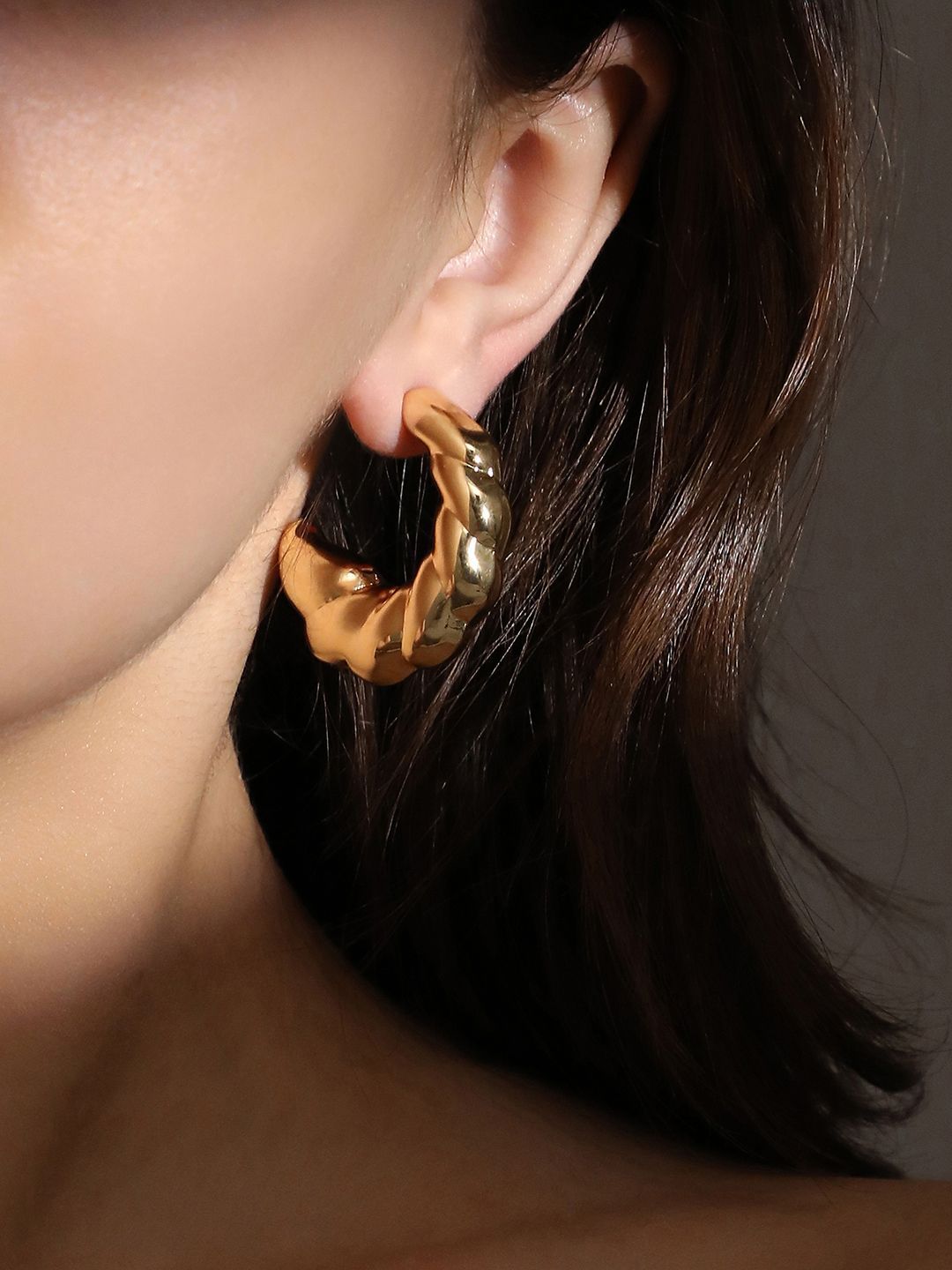 SOHI Set Of 2 Gold-Plated Simplicity Hoop Heart Shaped Studs Earrings-image-41