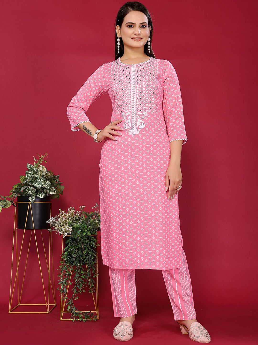 Rangita Floral Printed Round Neck Straight Kurta With Trousers