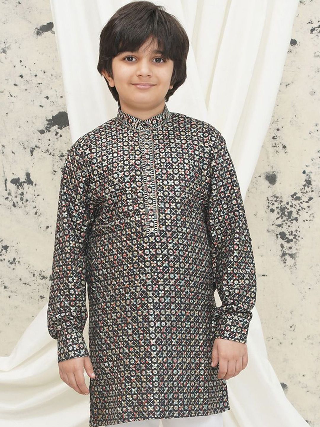 Aj DEZInES Boys Floral Embroidered Mandarin Collar Chikankari Kurta-picture-35