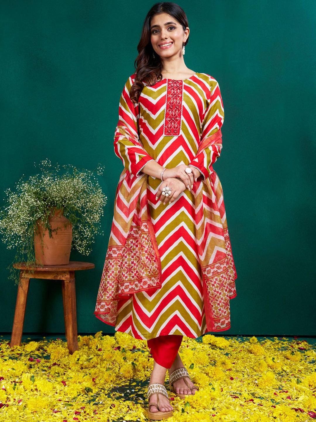 ARADHNA Chevron Printed Thread Work Round Neck Straight Kurta With Trousers & Dupatta
