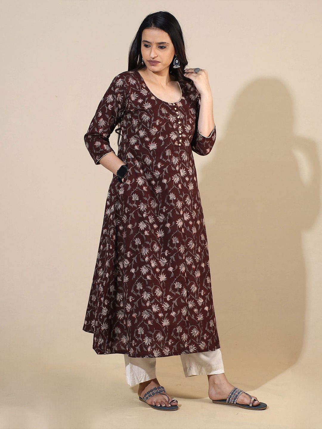 Women Grey Rayon Floral Printed Round Neck Kurta With Beadwork