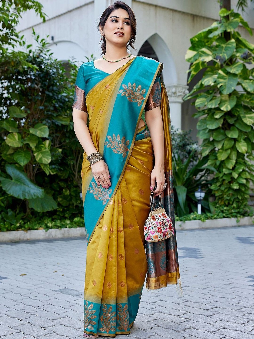 JANOI Ethnic Motifs Zari Silk Cotton Handloom Banarasi Saree-picture-10