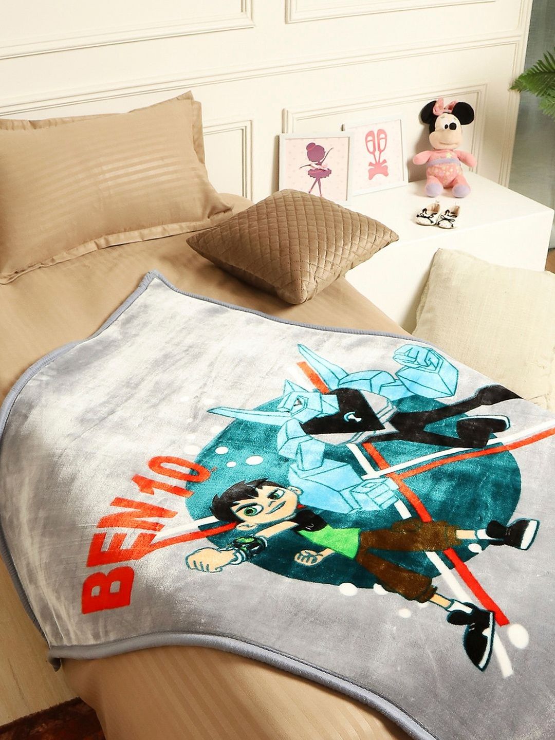 Monte Carlo Grey & Grey Cartoon Characters Blanket-image-49