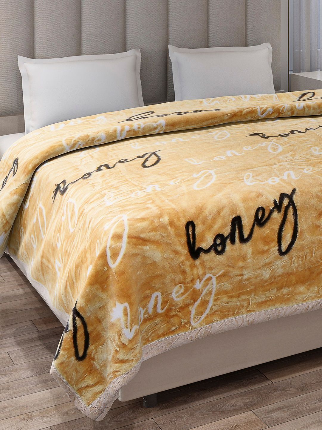 Monte Carlo Gold-Toned & Black 600 GSM Blanket-picture-10