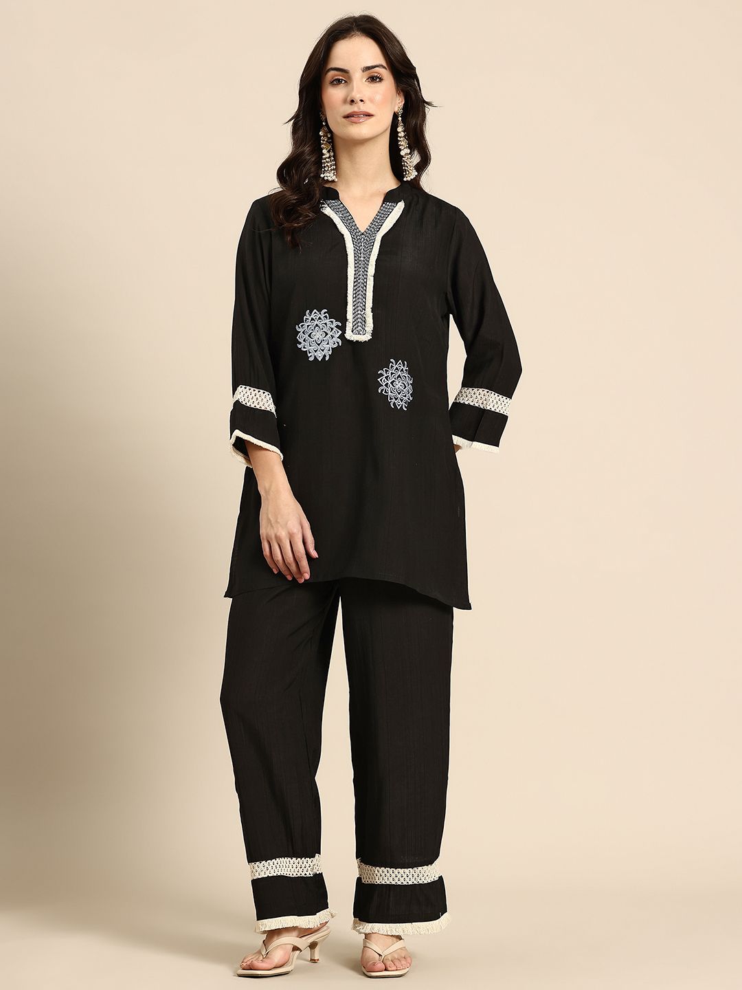 Sia Ab Pehnegi Duniya Floral Thread Work Kurta With Trousers-picture-22