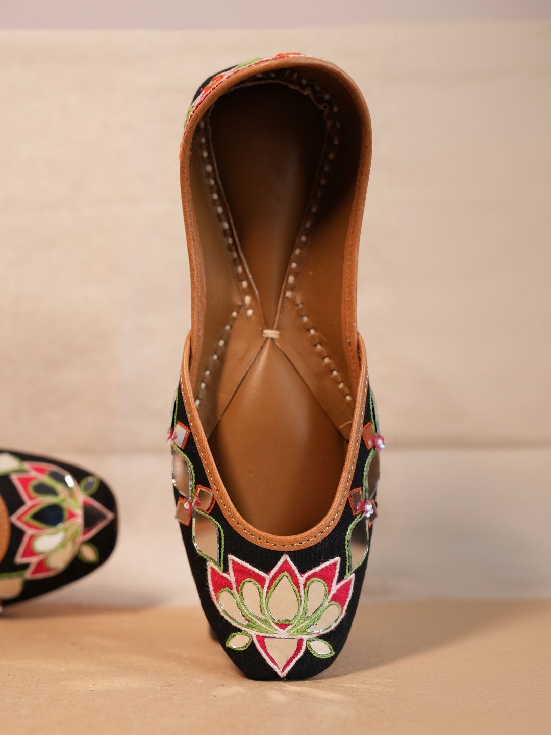 Rosabelle Women Embellished Ethnic Mojaris Flats-picture-31