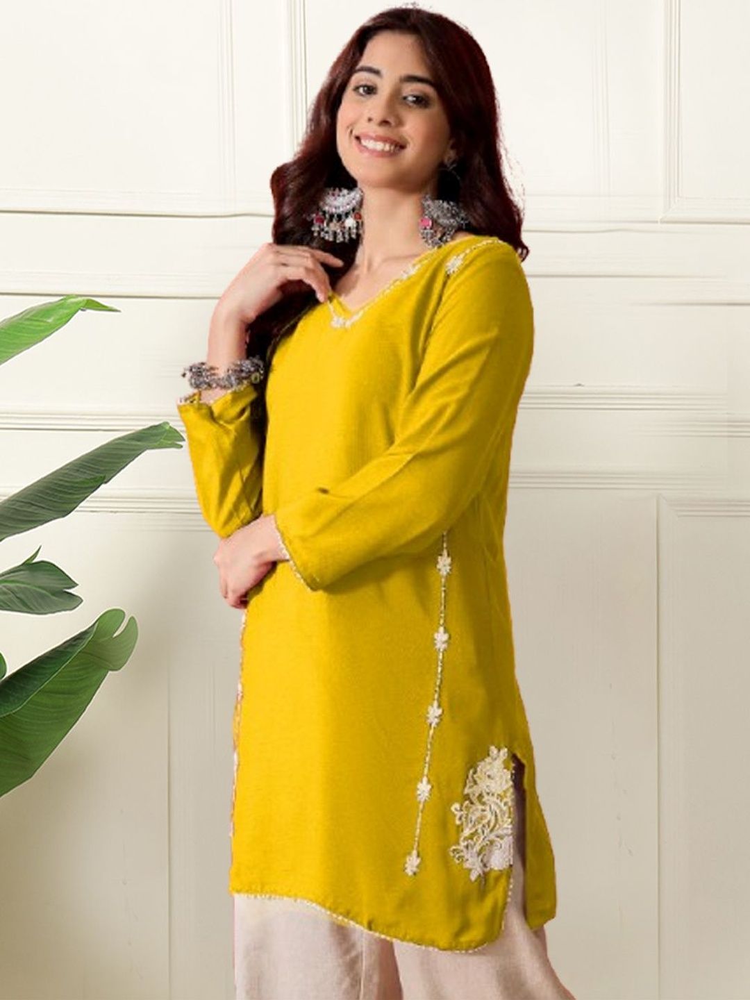 MS.MATWALI Ethnic Motifs Embroidered V-Neck Thread Work Pure Crepe Thread Work Kurti-picture-29