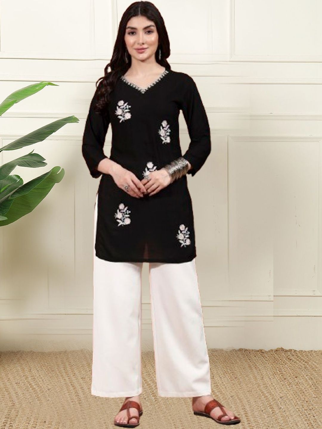 MS.MATWALI Floral Embroidered V-Neck Thread Work Pure Crepe Thread Work Kurti-picture-15