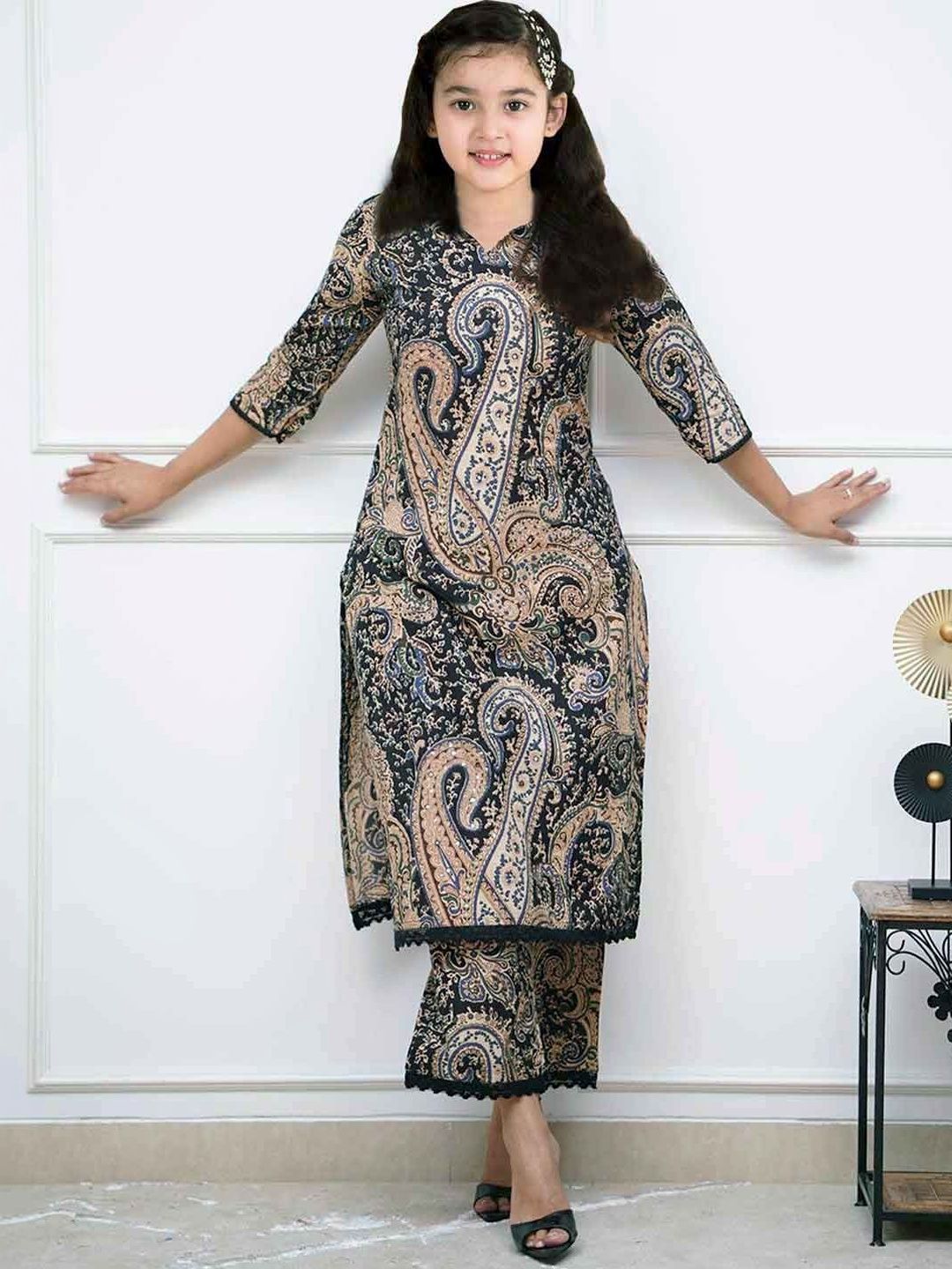 Vetrokart Girls Paisley Printed Regular Kurta with Trousers