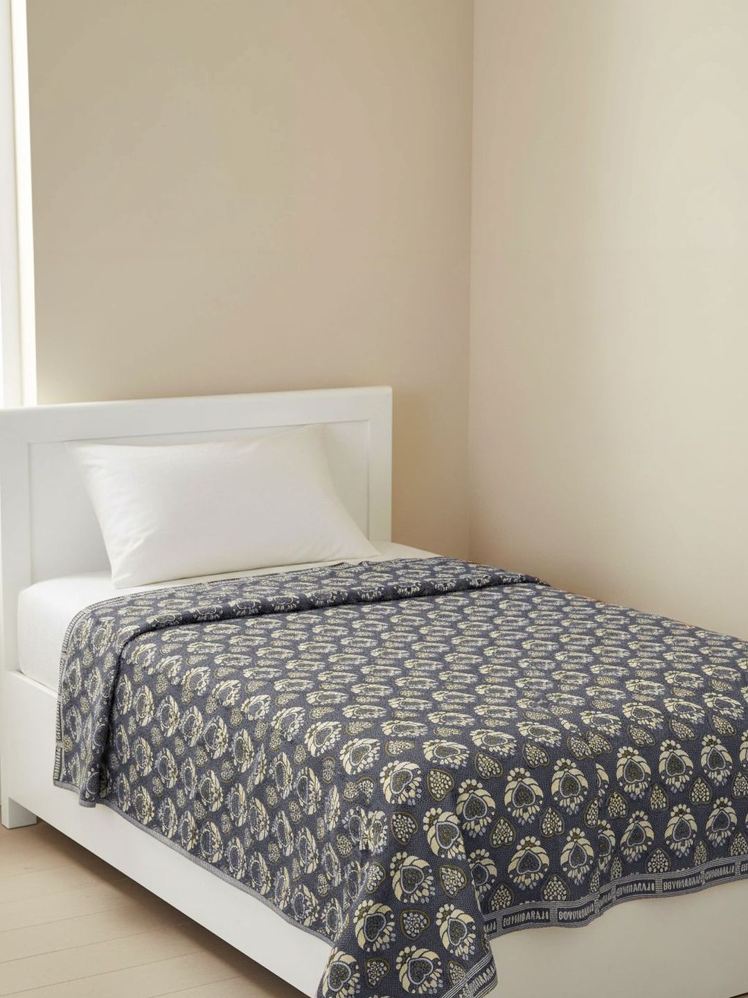 TUNI MANI Blue & Navy Blue Ethnic Motifs AC Room 300 GSM Blanket-image-23