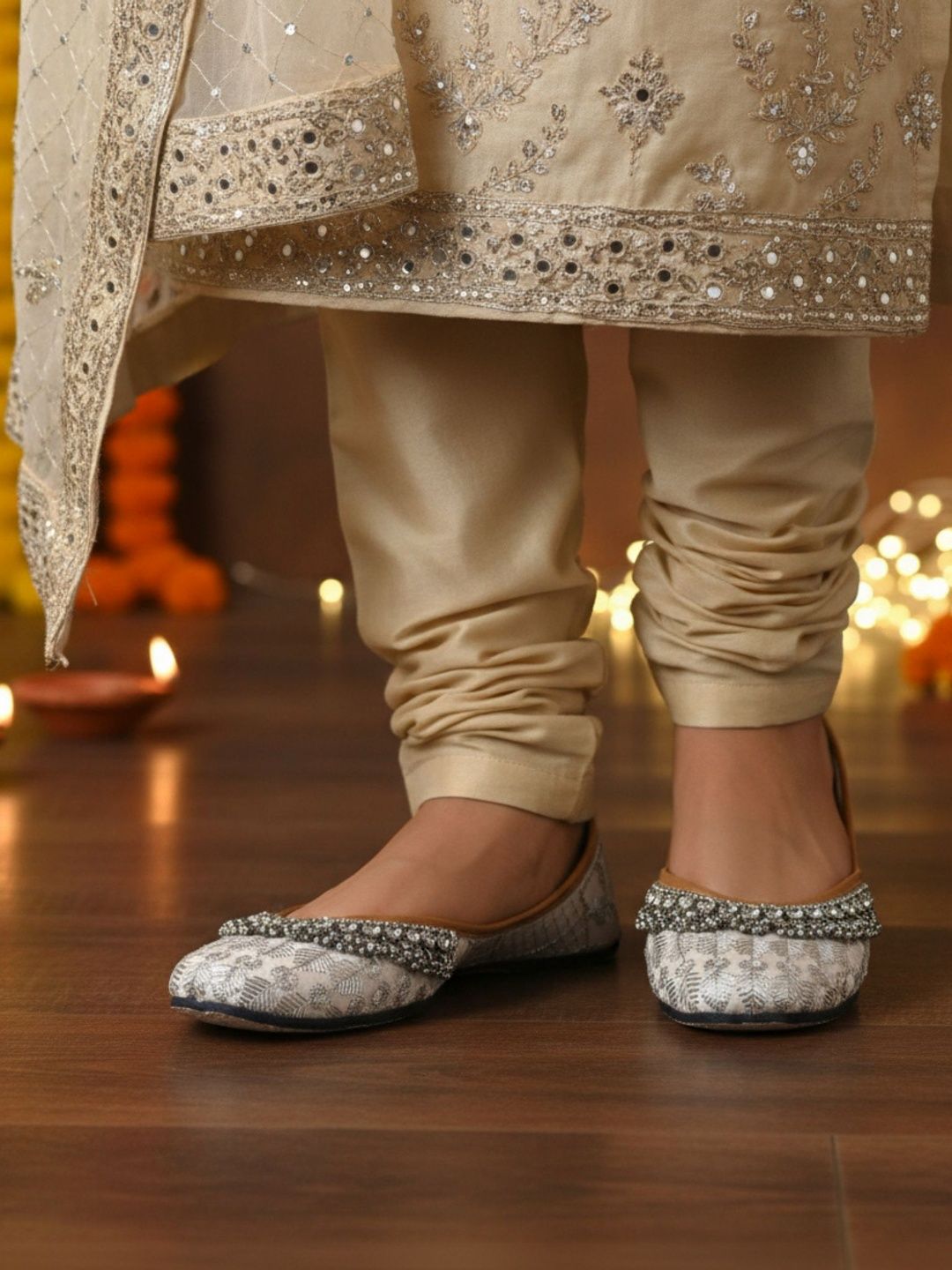 Anouk Women Embellished Ethnic Mojaris Flats-picture-12
