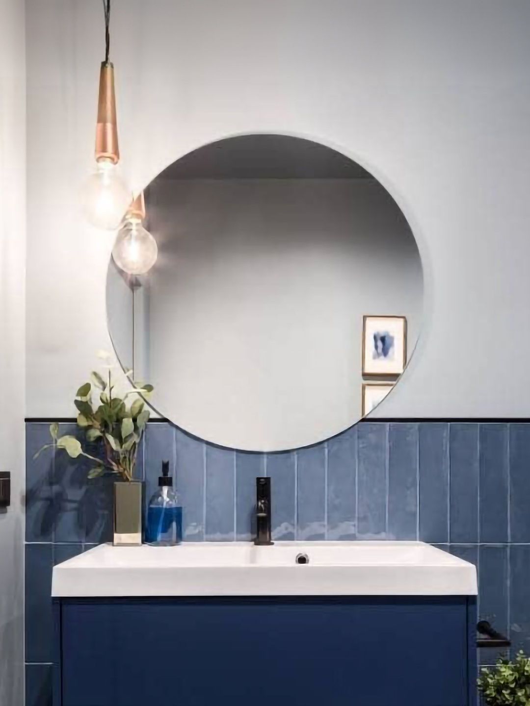 ARYAANSH Round Shaped Glass Wall Mirror