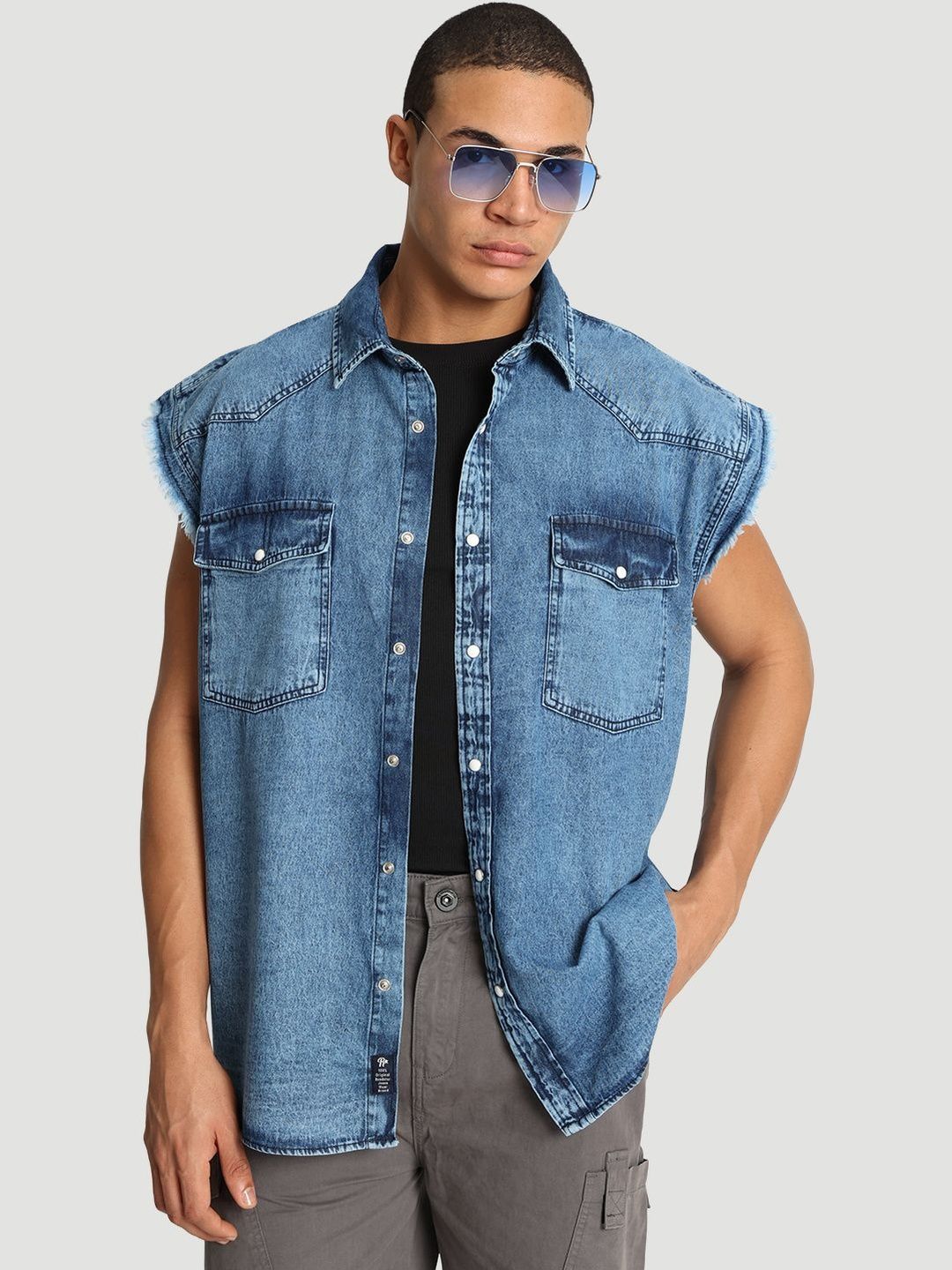 The Roadster Lifestyle Co Men Blue Sleeveless Oversize Denim Shirt-picture-25