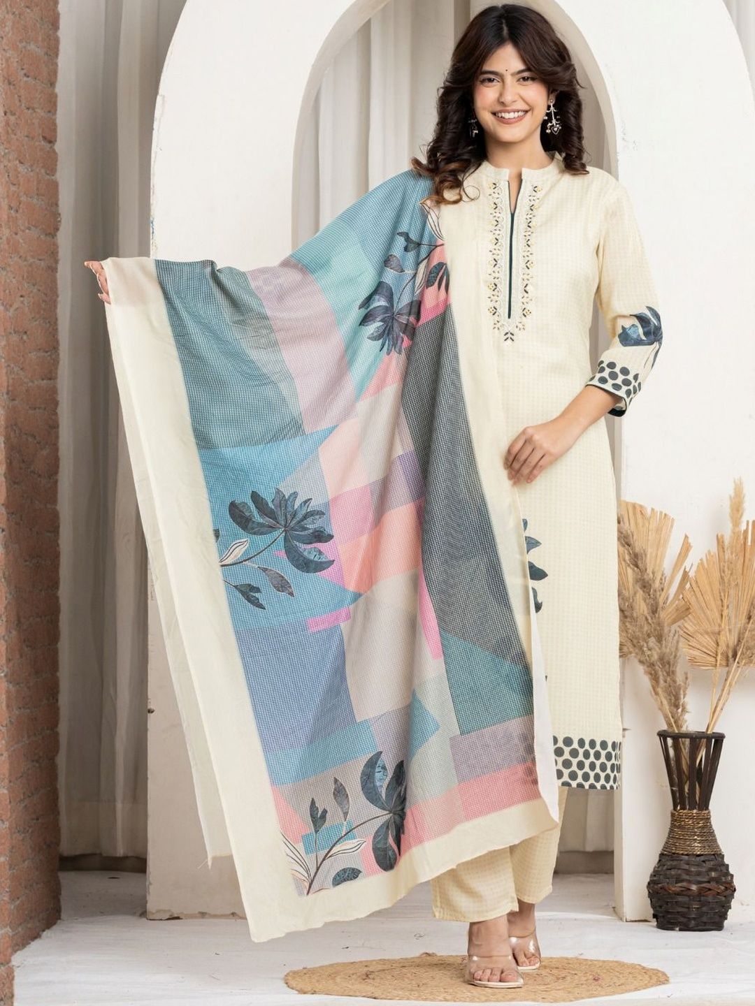 VEDANA Women Floral Printed Beads and Stones Kurta With Trousers & Dupatta Kurta Sets-picture-11