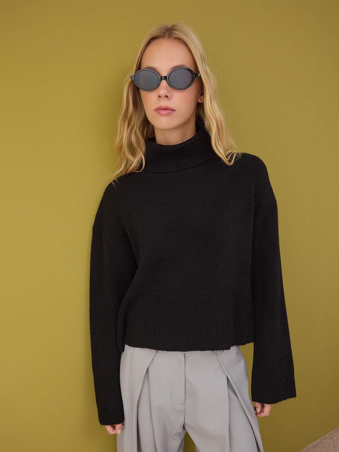 Trendyol Siyah Women Turtle Neck Crop Pullover-picture-36