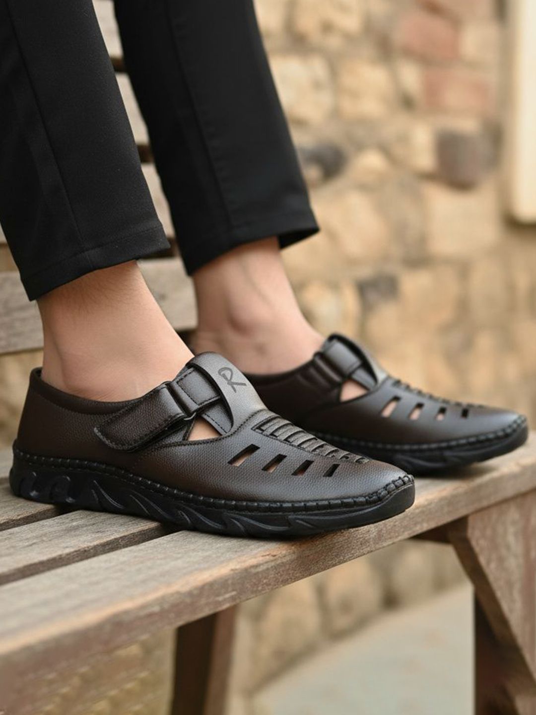 RUNRAVE TAKSHA Men Textured Round Toe Fisherman Sandals-picture-25