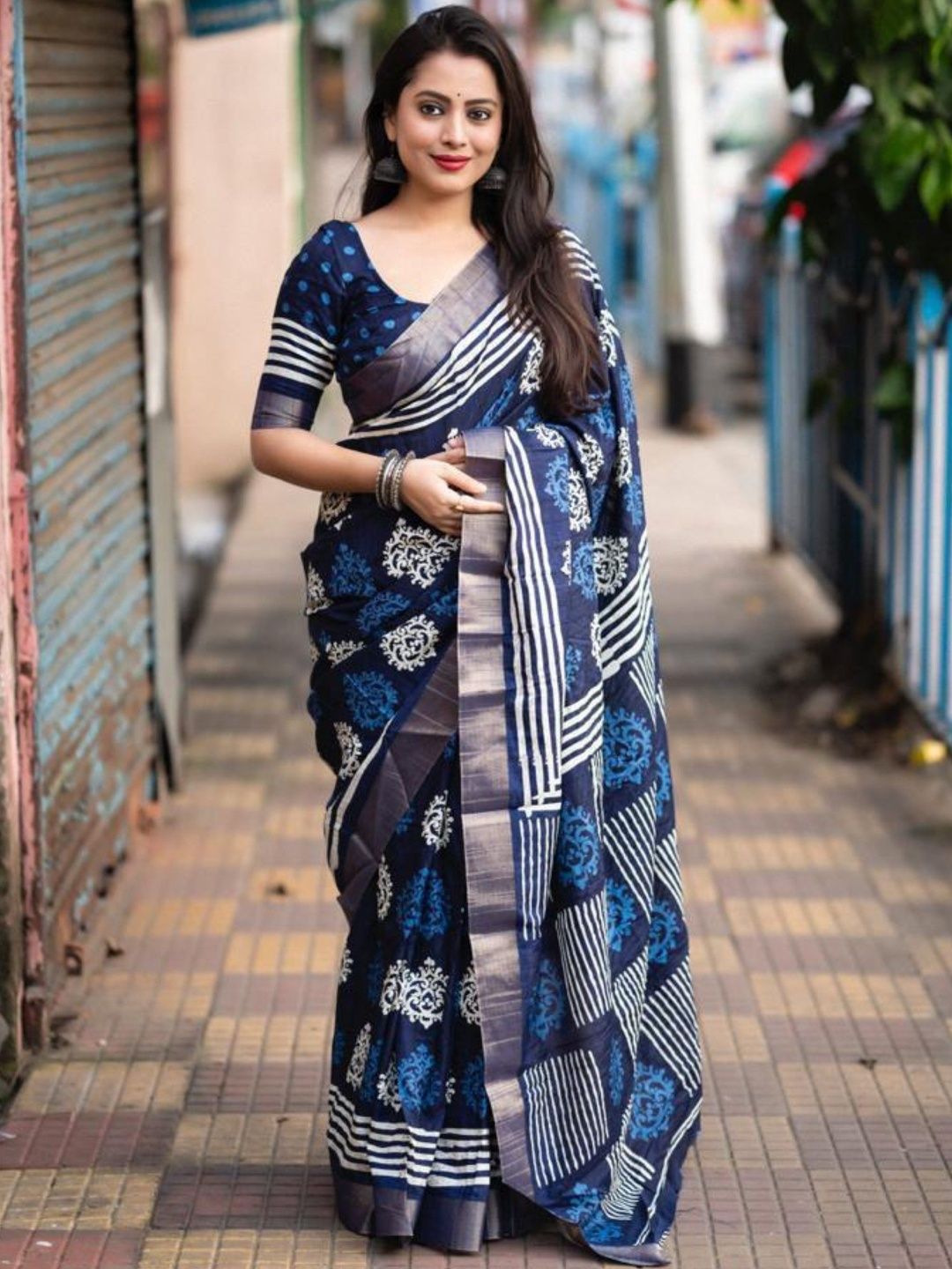 Panzora Batik Women Zari Saree-image-1