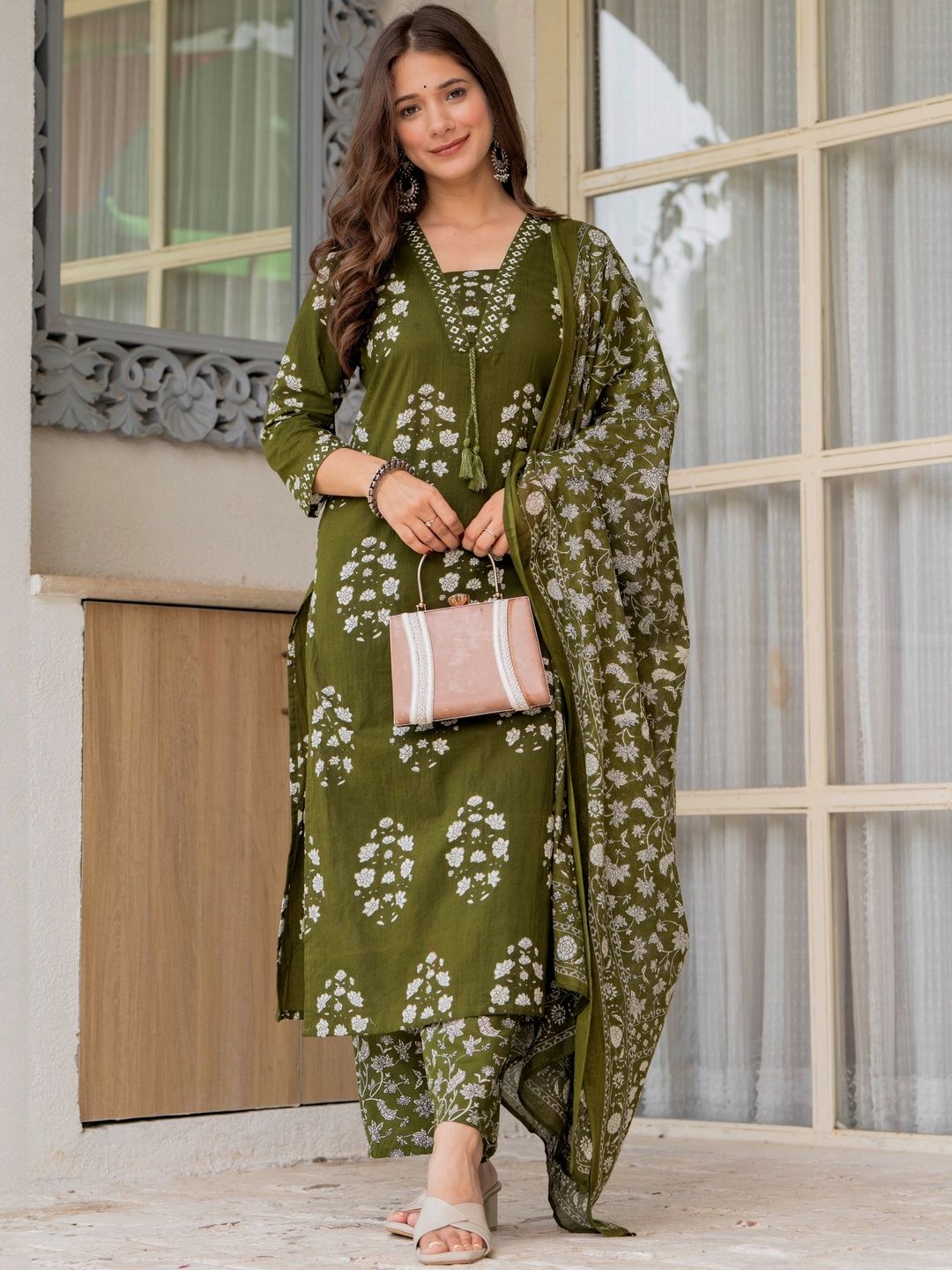 PARTHVI Women Floral Printed Regular Thread Work Pure Cotton Kurta with Palazzos & With Dupatta