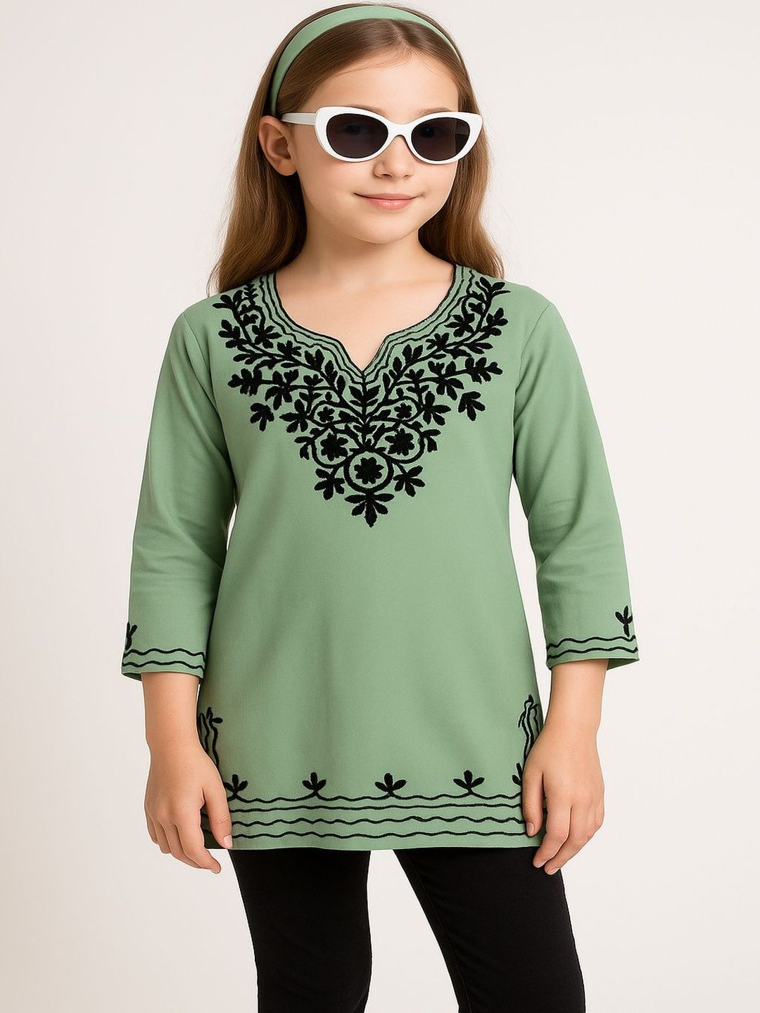 Naida Ethnic Motifs Embroidered V-Neck Kurti-picture-17