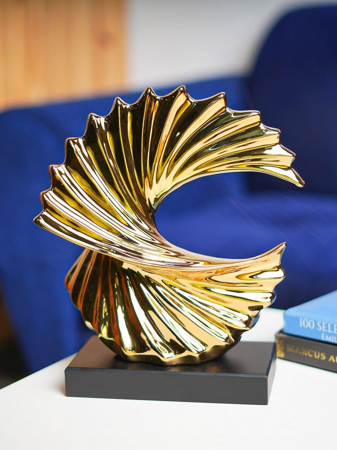MARKET99 Unisex Gold-Toned Figurine Showpiece-image-46