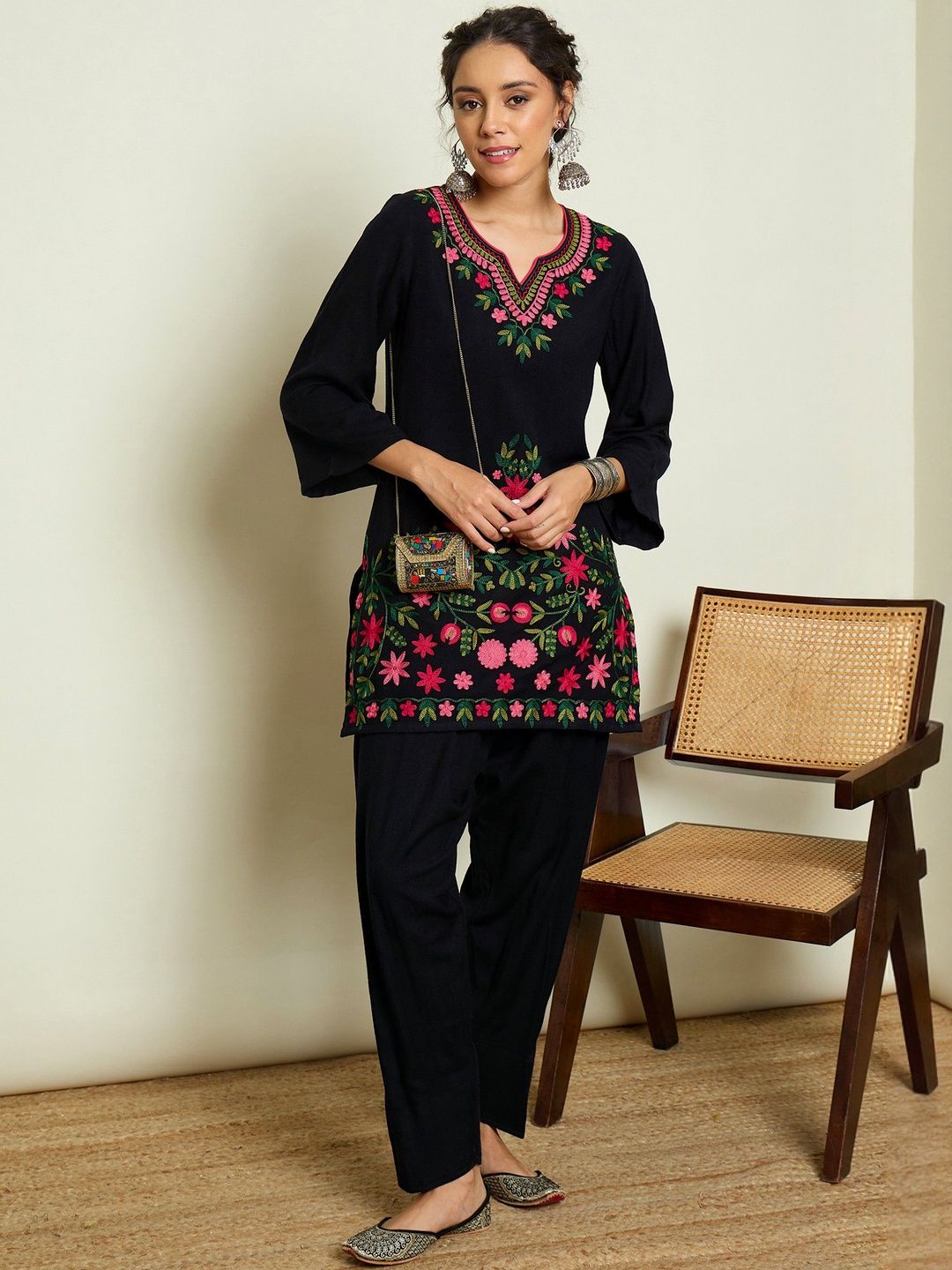 Shae by SASSAFRAS Women Embroidered Regular Thread Work Woollen Kurta 
