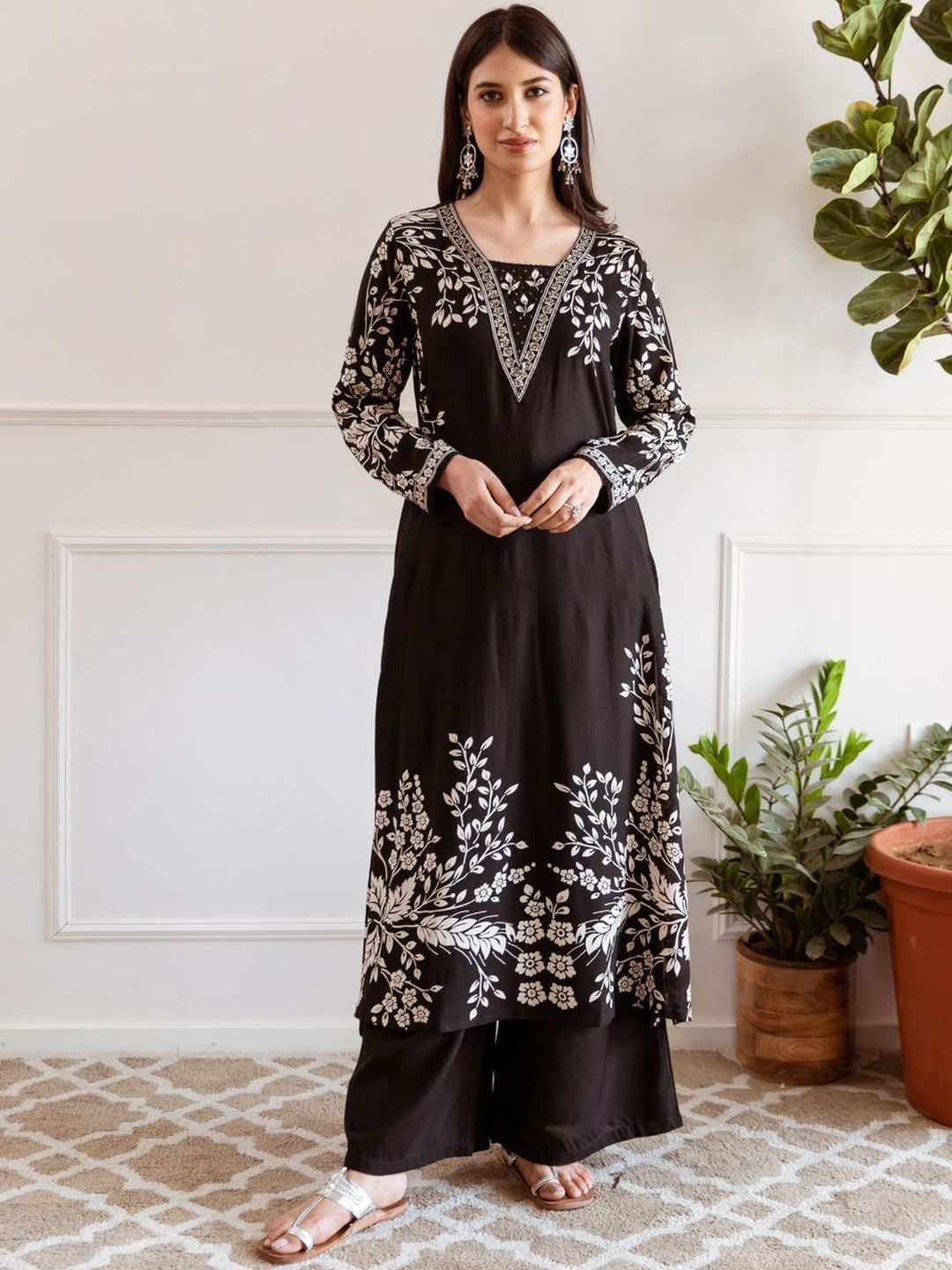 DIVASTRI Women Floral Embroidered Regular Thread Work Kurta with Palazzos-image-30