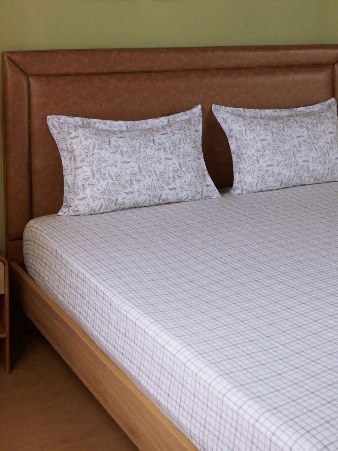 LIVSPACE White & Black Geometric 144 TC Cotton Super King Bedsheet Set 2.74 m x 2.74 m-image-8