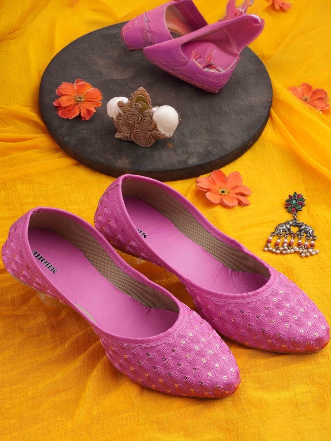 Anouk Women Pink Embellished Ethnic Mojaris Flats-picture-23