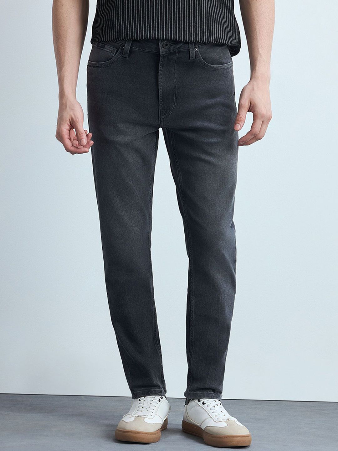 Flying Machine Men Relaxed Tapered Fit Mid-Rise Light Fade Stretchable Jeans-picture-30