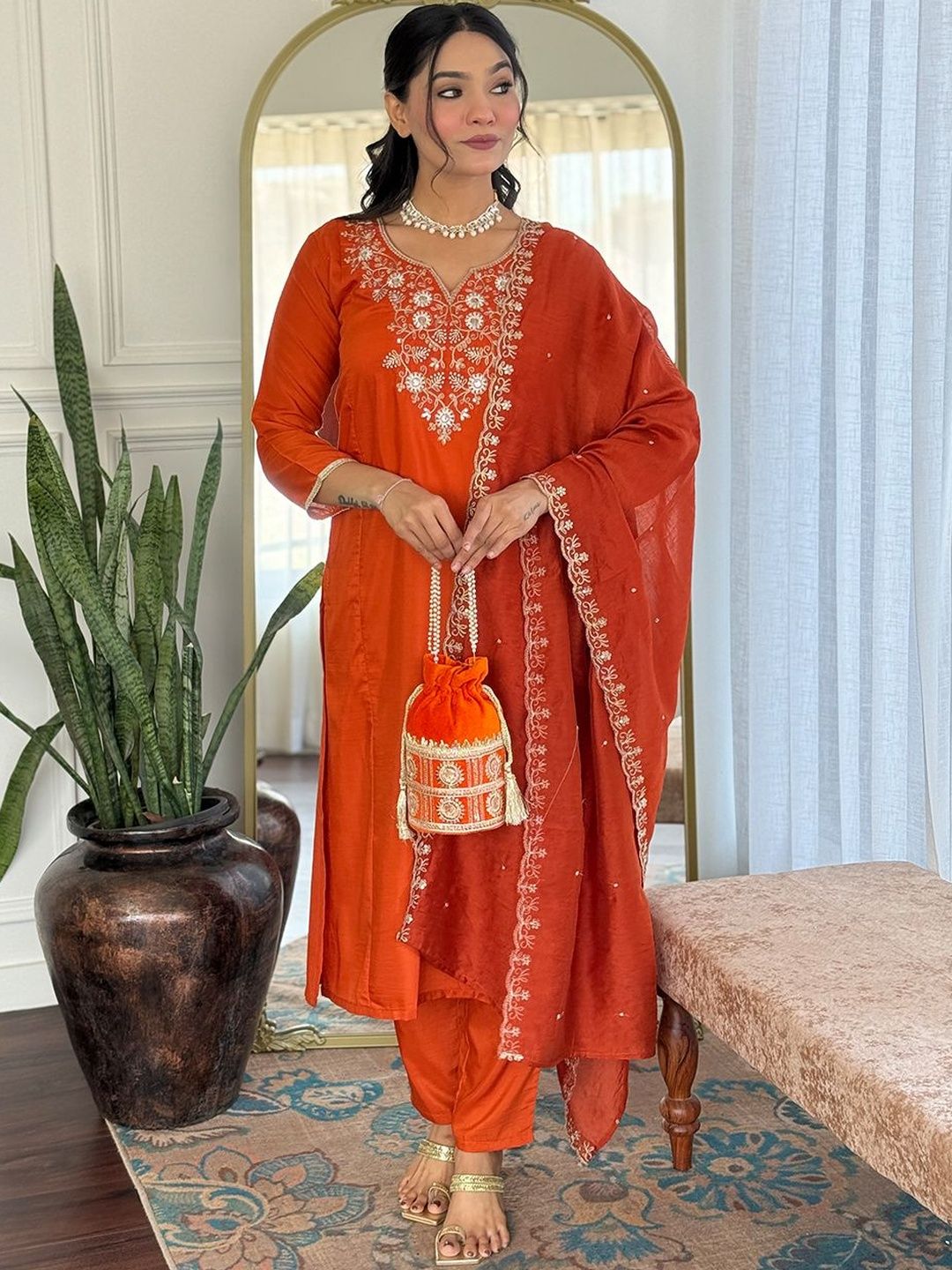 Lilots Women Ethnic Motifs Embroidered Thread Work V-Neck Kurta with Patiala & Dupatta-picture-25