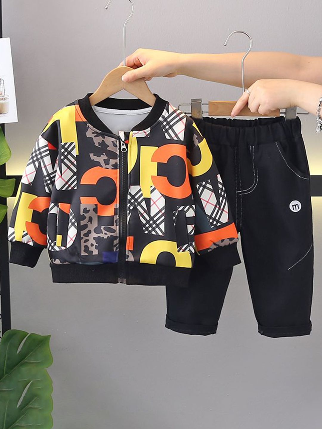 StyleCast x Revolte Boys Printed V-Neck Sweatshirt With Trousers-picture-50