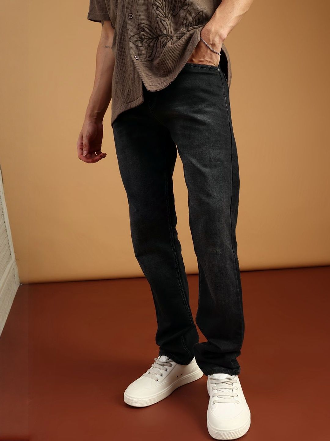 LIMEROAD Men Slim Fit Mid-Rise Light Fade Stretchable Jeans-picture-23