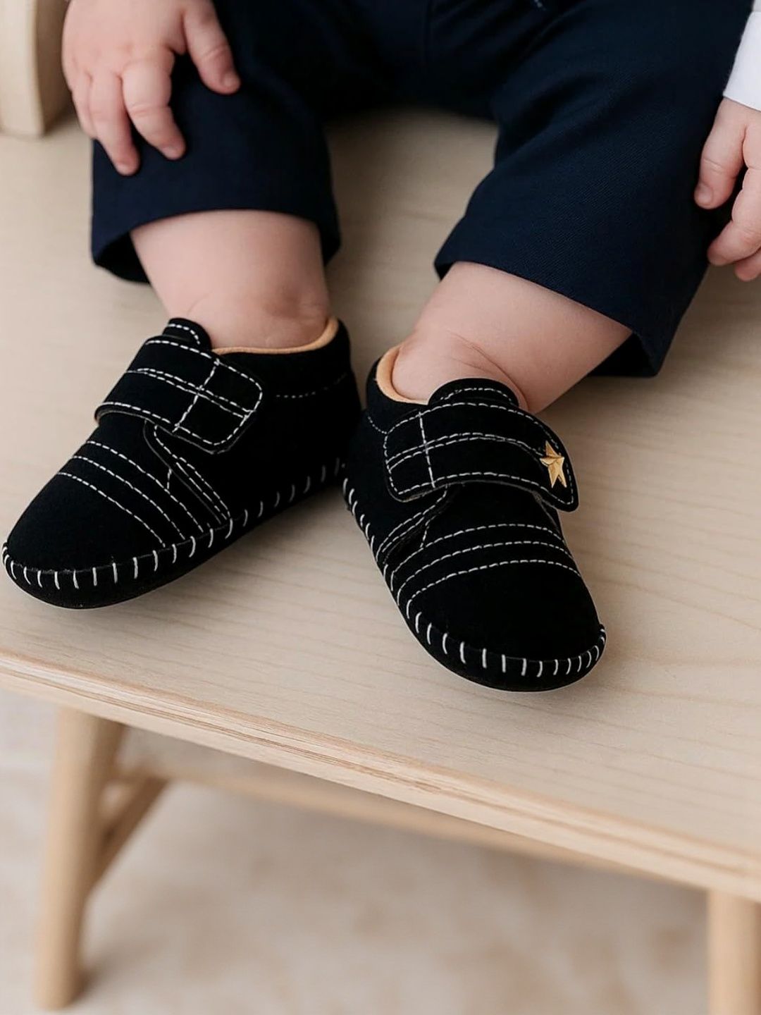 NESKA MODA Unisex Kids Black Velvet Star Applique Velcro Booties-image-18