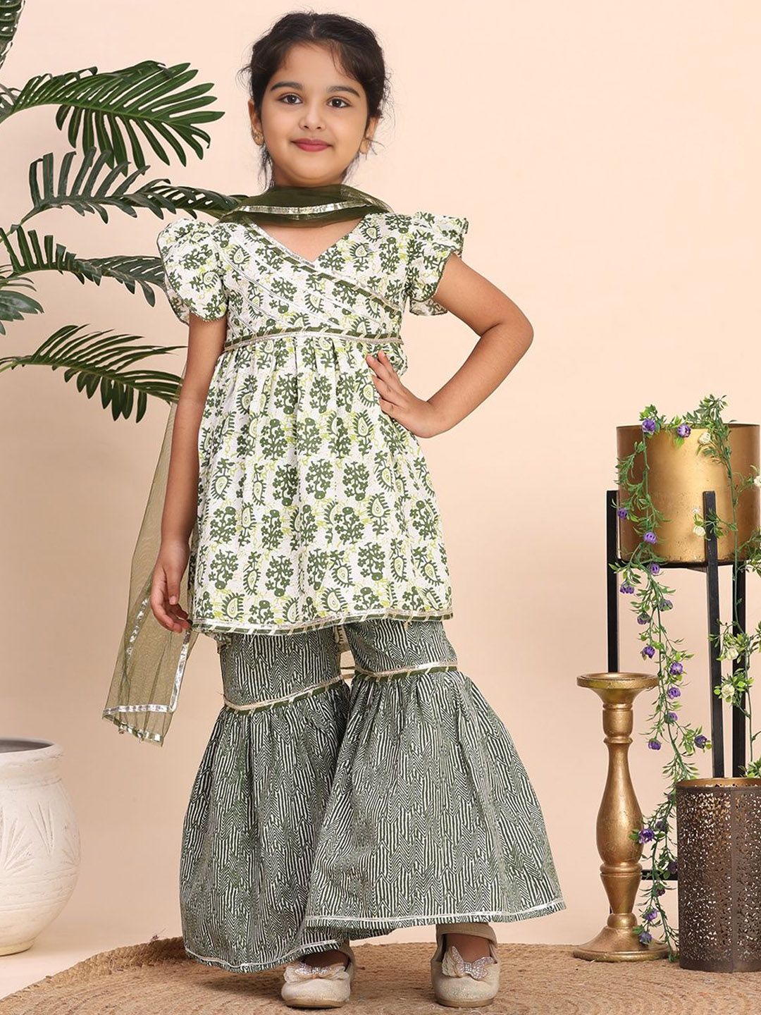 Cutiekins Girls Floral Printed V-Neck Gotta Patti Kurta With Sharara & Dupatta-picture-21