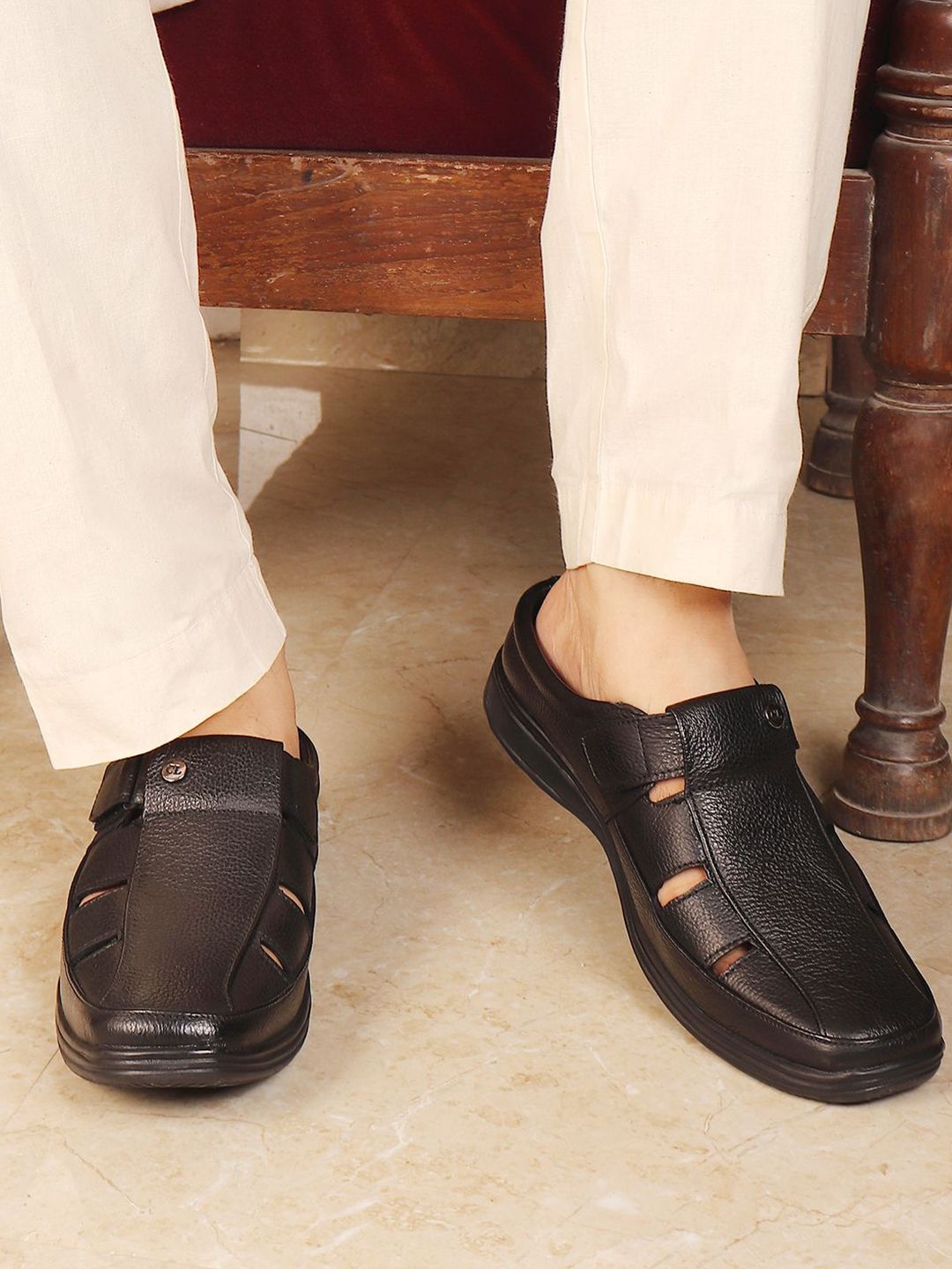 Carlton London Men Textured Leather Fisherman Sandals