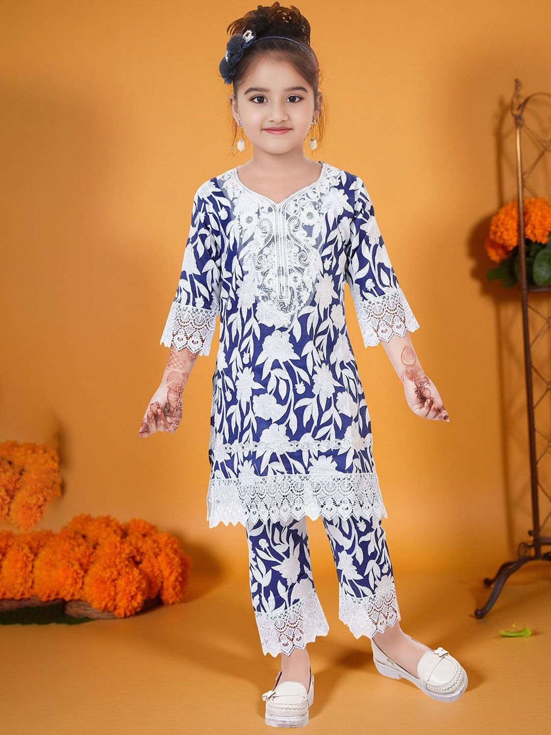 KRISHTINA Girls Floral Printed Pure Cotton Kurta with Trousers-picture-25