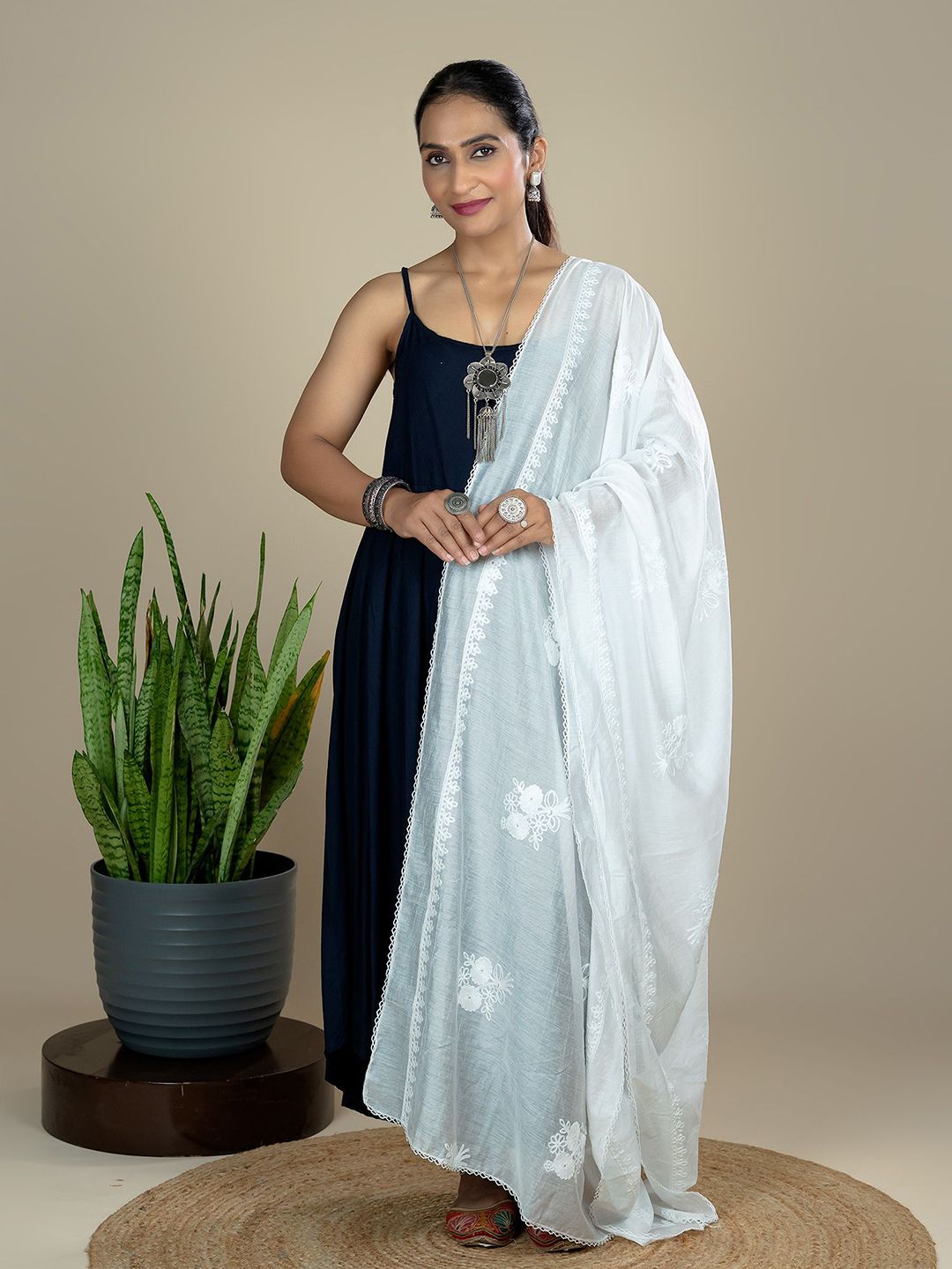 HELLA FASHIONS Floral Embroidered Cotton Dupatta With Thread Work-picture-24