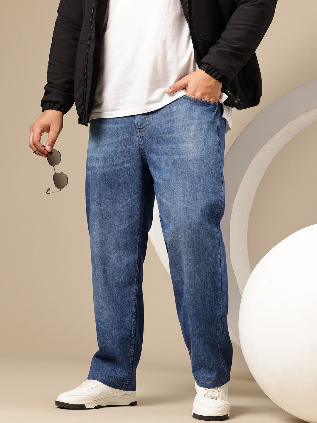 Sztori Plus Size Relaxed Fit Mid-Rise Light Fade Stretchable Jeans-image-37