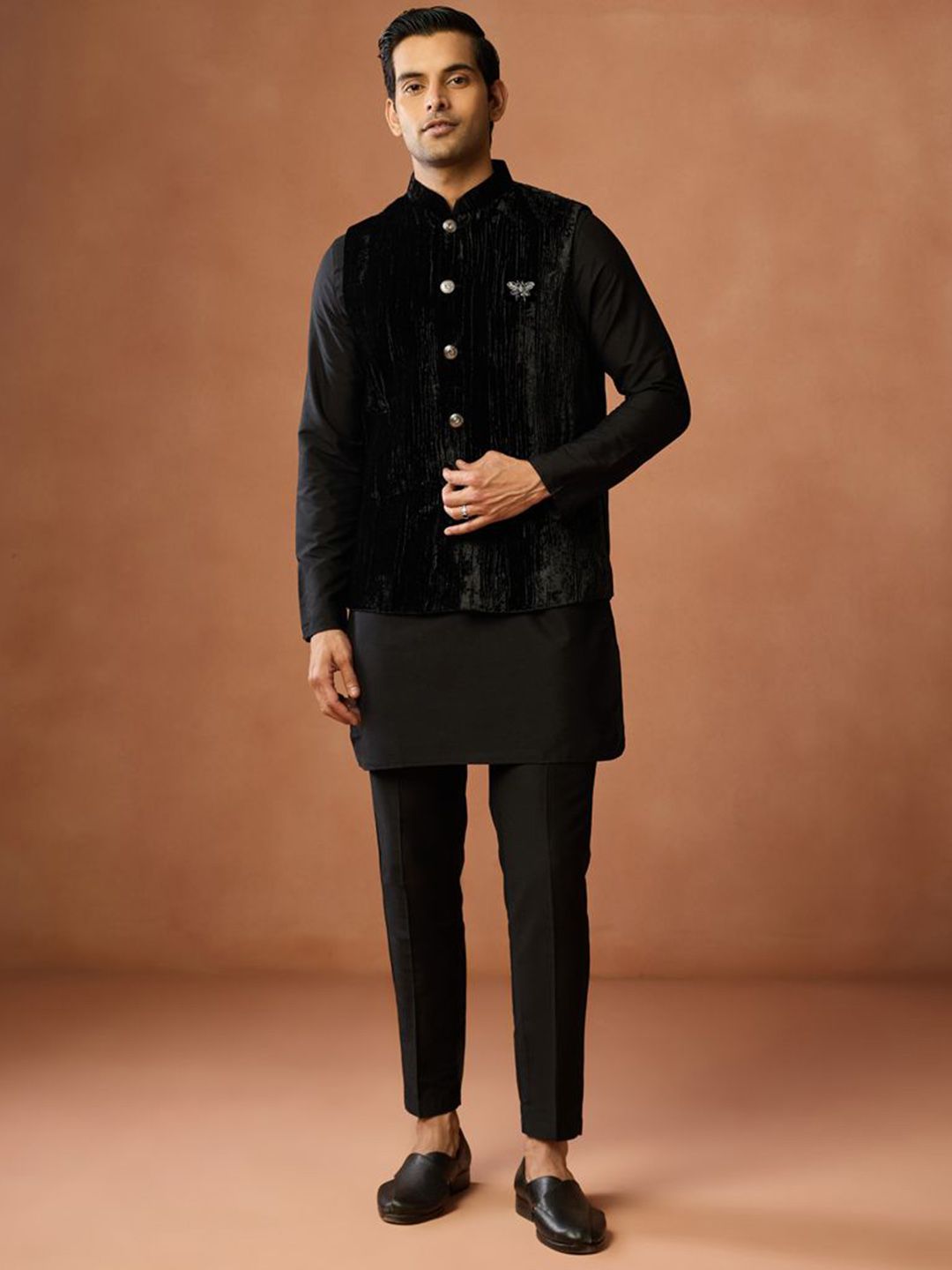 KISAH Men Nehru Textured Textured Ethnic Waistcoat with Brooch