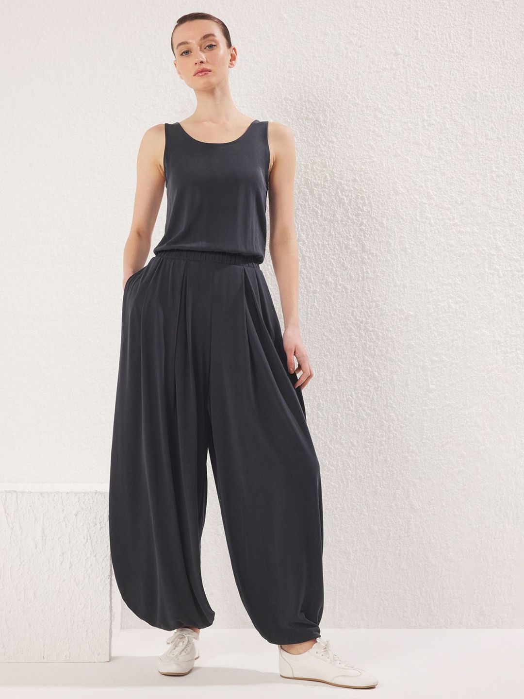 Trendyol Women Round Neck Sleeveless Basic Jumpsuit-picture-39